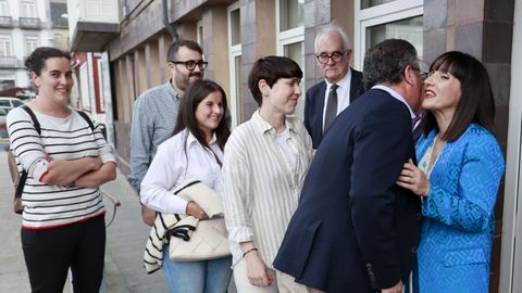 El concejal del PP lvaro Fraga, saludando a Marta Rouco antes del pleno. 