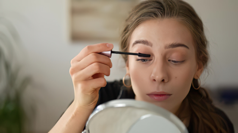 Los errores que cometemos con los cosméticos : «La duración de la crema solar es de nueve meses, no doce»