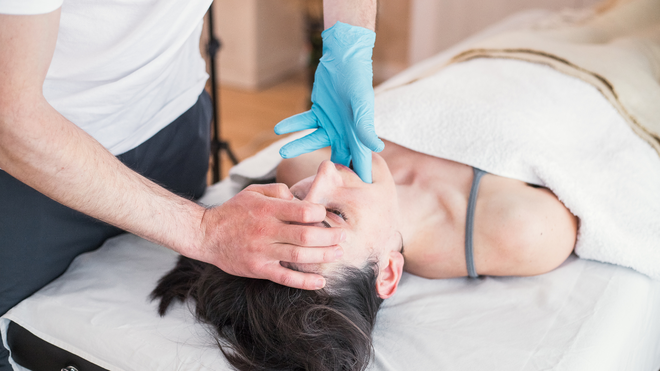 La fisioterapia es una de las alternativas de tratamiento para el bruxismo.