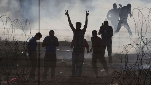 Un grupo de palestinos en la franja  de Gaza, donde el ejrcito israel ha lanzado gases lacrimgenos