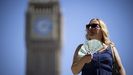 Una turista se abanica ante el sofocante calor en Londres