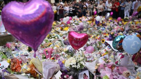 Flores y globos amontonados en la Plaza de Santa Ana en Mnchester en seal de duelo por las vctimas del Manchester Arena.