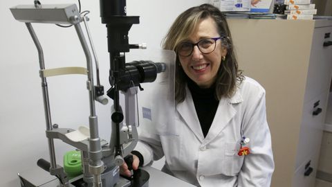 Rosa Arroyo, en su consulta de oftalmologa del Hospital Naval de Ferrol, perteneciente al CHUF