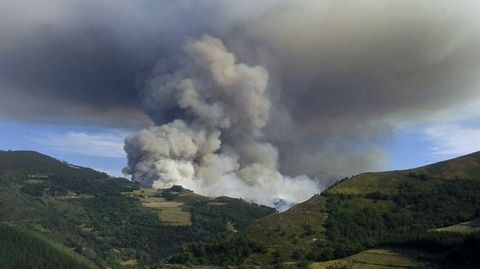  La columna de humo del incendio de Navia era visible a decenas de kilmetros