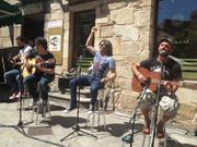 Heredeiros da Crus en plena actuaci�n