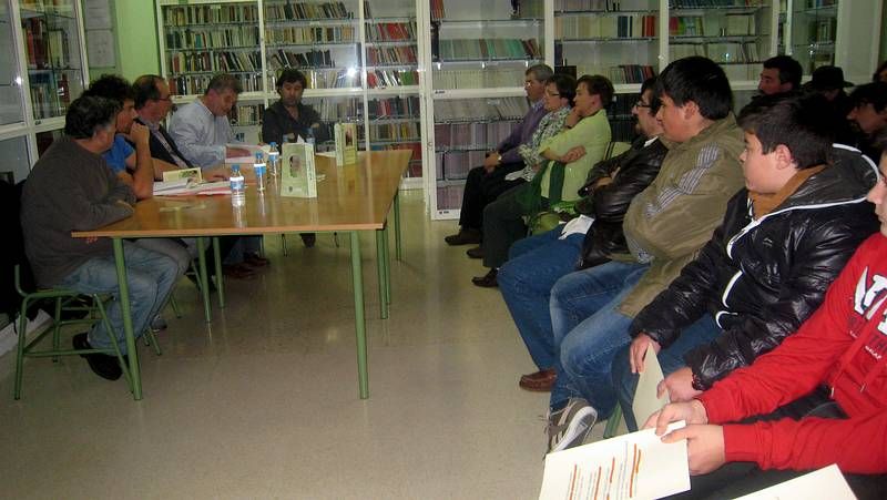 El libro sobre fiz vergara vilari�o se present� en la biblioteca del gregorio fernandez que lleva el nombre del poeta