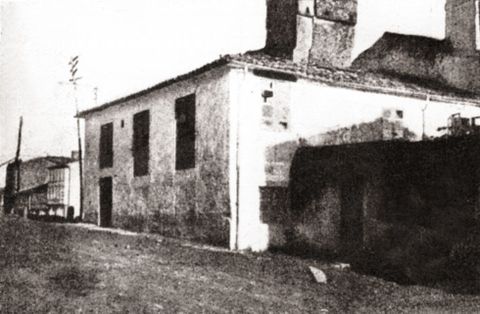 Casa natal de Rosalía de Castro no Camiño Novo de Santiago, daquela concello de Conxo. Hoxe, praza de Vigo (Fotografía da revista «Vida gallega» no ano 1917)