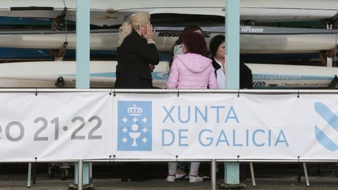 La familia del piragüista desaparecido en el Lérez sigue el operativo de búsqueda desde el club naval de Pontevedra