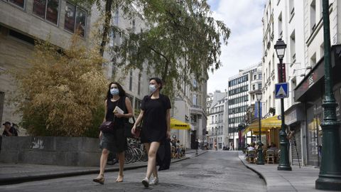 Unas mujeres llevan mascarilla en el districto de Montorgueil en Pars, Francia