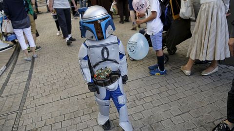 Nio disfrazado del personaje de Star Wars Jango Fett en Tokio.