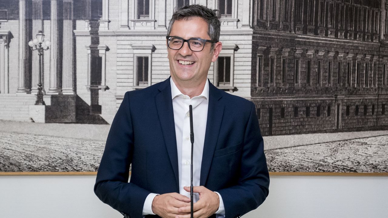 Carles Puigdemont dando un discurso.Flix Bolaos, ministro de la Presidencia en funciones, en el Congreso.