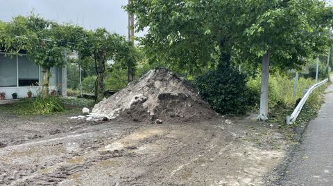 Montculo de granizo apartado por la excavadora enviada por el Ayuntamiento de Bveda este lunes por la maana para despegar los restos que quedaban de la tormenta del domingo