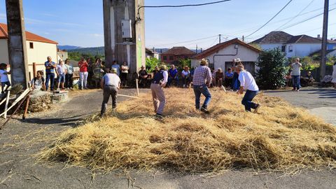 Vecinos de Sande en la anterior edición de la Festa da Malla