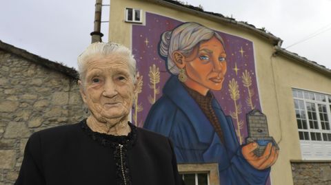 Carmen da Fonte, una de las habitantes más queridas de Tarrío (lugar de la parroquia de Bugallido con algo más de un centenar de habitantes), fue retratada en un mural.