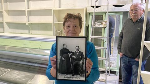 Victoria Rodríguez posa con una fotografía de sus bisabuelos