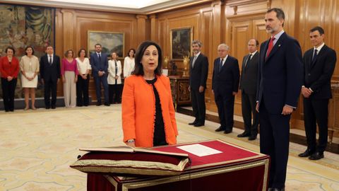 La ministra de Defensa Margarita Robles promete su cargo