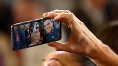 El presidente Pedro Sánchez sacándose un selfi en un mitin durante la campaña de las elecciones al parlamento vasco este mes de abril
