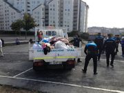La furgoneta municipal, cargada con la mercanc�a decomisada.