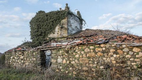 Ruinas de la Casa Grande de Casares, en la parroquia monfortina de Baamorto