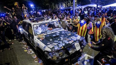 Estado en el que qued un vehculo de la Guardia Civil atacado la noche de los disturbios en Barcelona el 20 de septiembre del 2017