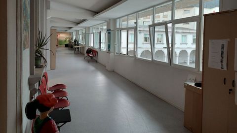 Un pasillo del edificio administrativo del Concello con las ventanas abiertas
