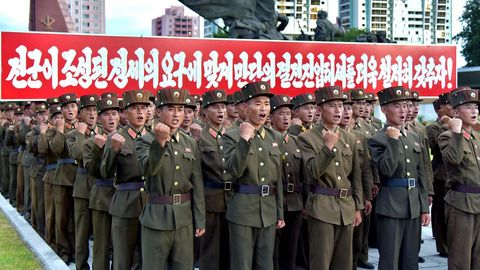 Soldados norcoreanos en Pyongyang