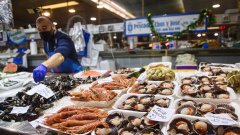 Un vendedor colocando el producto en Plaza de Lugo