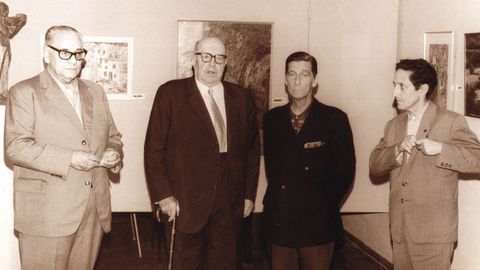 Ramn Otero Pedrayo, segundo por la izquierda, en una visita al Museo Carlos Maside en 1971