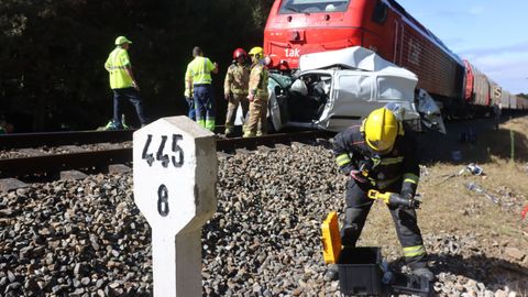 La furgoneta en la que viajaba el fallecido fue arrastrada por el tren durante cientos de metros.