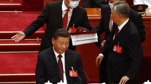 Finalmente, Hu Jintao abandona la sala acompaado del bedel y del ayudante de Xi Jinping