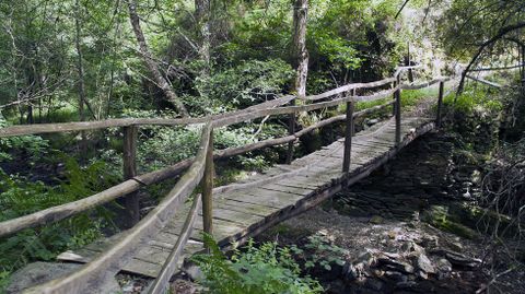 Puente de madera sobre el río Soldón en la ruta del Camiño Ferradal, en Quiroga