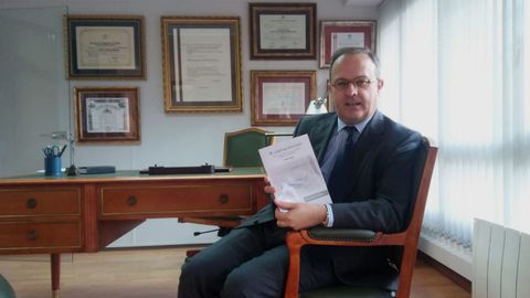 Javier Junceda em su despacho con su libro «A Contracorriente»
