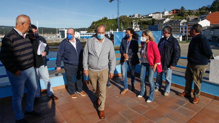 La presidenta de Portos y la alcaldesa de Viveiro, flanqueadas por dirigentes pesqueros de Celeiro y concejales, en el exterior de la cofradía de pescadores