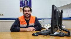 Manuel González trabaja en el centro de salud de Trives y se va para O Barco