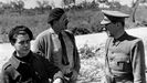 Ernest Hemingway, entre Joris Ivens e Ludwig Renn, nunha foto tomada na Guerra Civil española en 1937.