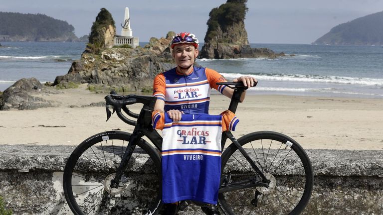 Chupi Pernas, presidente da Peña Lar de Viveiro, 64 anos e un fixo nas maratóns de montaña: «Estou para facer grupo, o callo dáno os novos»