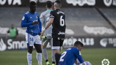 Obeng y Datkovic se saludan tras el Cartagena-Oviedo de la 20/21