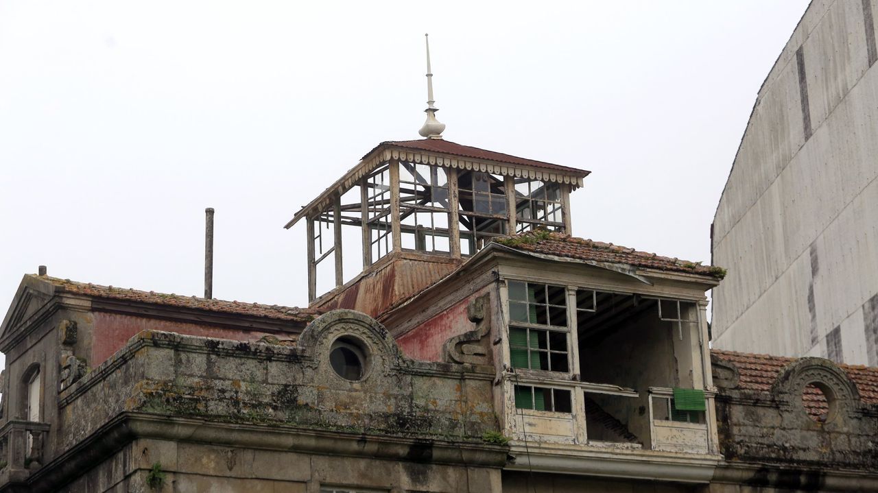 El alcalde de Ribadumia, sentado, en un momento de la entrega de los premios de la Festa do Tinto que se celebraba ayer