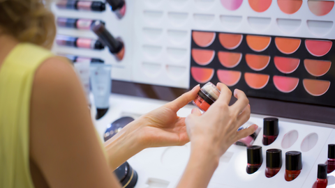 Lineal de cosm&eacute;ticos en una tienda.