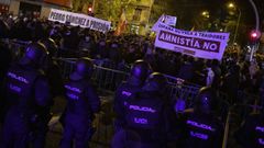 Manifestantes en la calle Ferraz de Madrid contra la aplicacin de la ley de amnista.