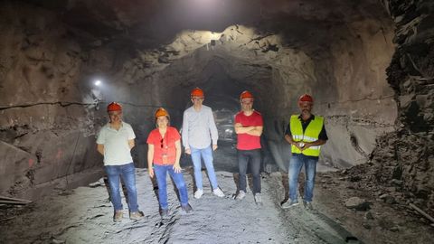 Diputados provinciales, en su visita a la mina, junto al alcalde de Vilamartn.