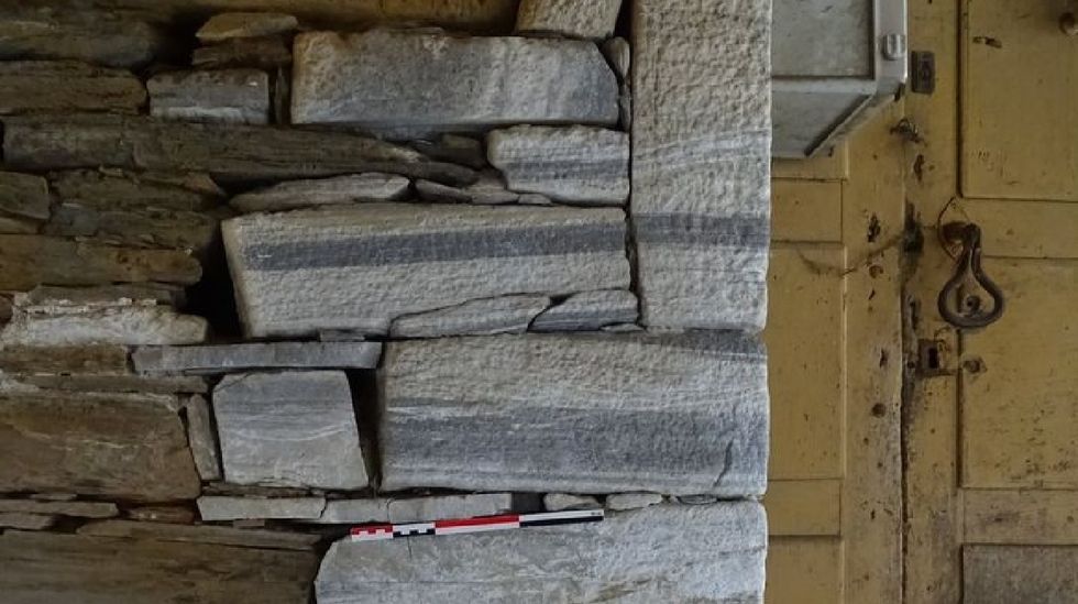 Vaciado histrico del embalse en Portomarn.Piedra caliza del perodo devnico en la Casa da Torre, en Seceda