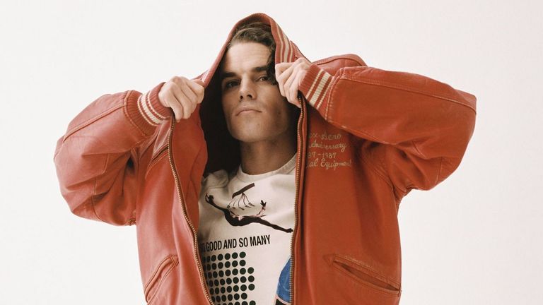 Pedro Sánchez incluye al gallego Sen Senra en sus recomendaciones musicales semanales