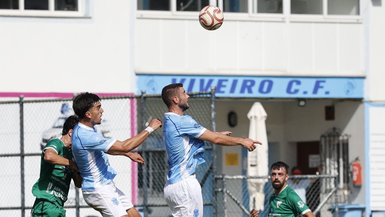 Izan y Arturo saltan a por un bal�n a�reo en el partido contra el Antela.