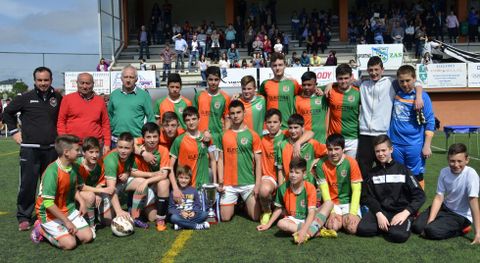 La plantilla del Xallas de Santa Comba, con sus entrenadores y directivos con el trofeo. 