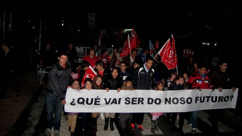 Un grupo de ni�os encabezaba la manifestaci�n de Sarria contra el cierre de Cementos Cosmos