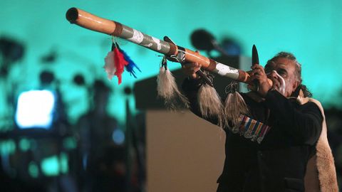 Un aborigen australiano realiza una actuacin durante el centenario de Anzac, fiesta nacional de Australia y Nueva Zelanda