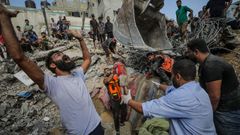 Voluntarios recuperan el cuerpo de una nia de entre los escombros dela vivienda de la familia palestina Al Faseih.
