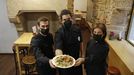 Xosé Ramón, Hugo y Montse muestran el «okonomiyaki» de A Tuna, que, entre otras propuestas, también ofrece hamburguesas de ternera gallega y una vegana, además de una cerveza artesana. «Queremos meter outras cervexas artesás porque a xente a pide e, tendo ao lado unha viñoteca, queremos apoiarnos nela. A idea é facer a compra no comercio local e axudarnos entre todos».