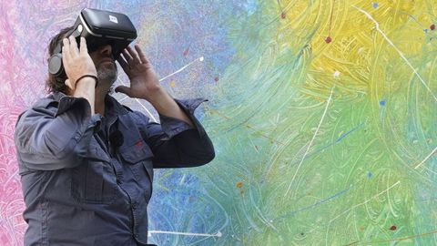 Jos Manuel Garca, Elohim, posa ante sus gafas virtuales que permiten darle movimiento al cuadro pintado con sus manos.